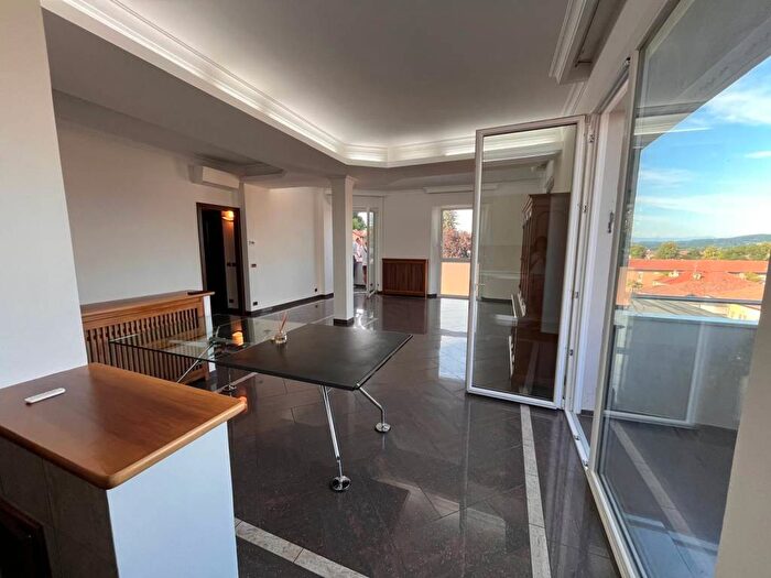 Appartamento trilocale in affitto in Via Ingegner Gian Giacomo Ponti, Centro, Arona
