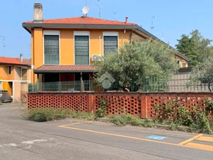 Casa quadrilocale in vendita in Via Villaggio Ina, Cesate