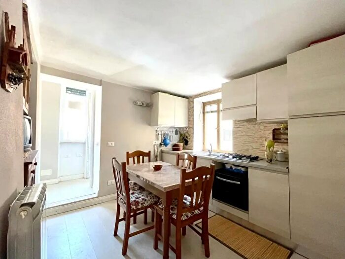 Casa quadrilocale in vendita in Via Rocca, Massa