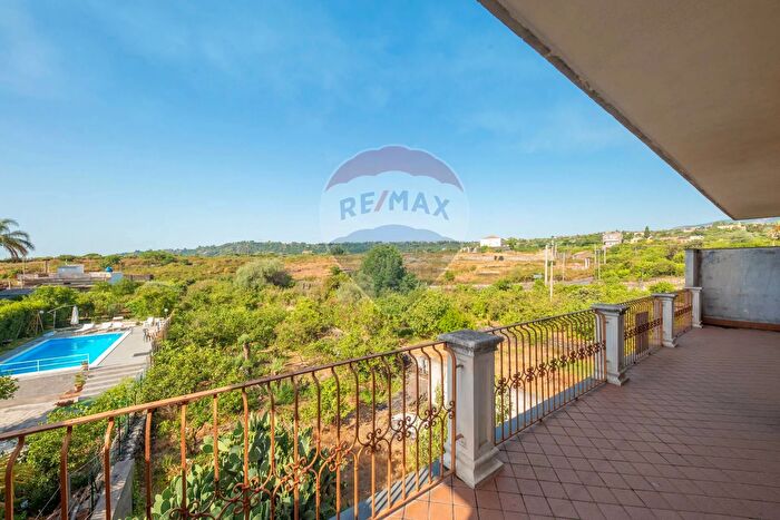 Casa con 7 locali in vendita in Via Calvario, Acireale