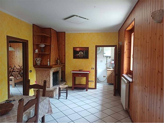 Appartamento trilocale in affitto in Montecreto, Centro