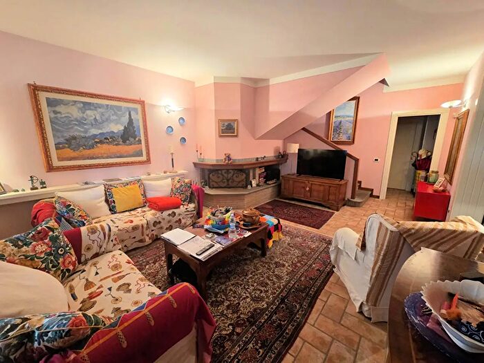 Casa con 7 locali in vendita in Massa E Cozzile