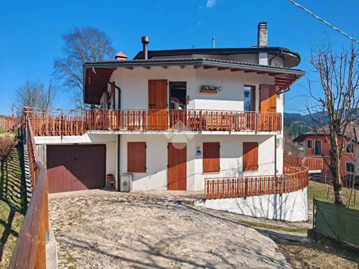 Appartamento trilocale in vendita in Via Colle del Sole, Roana