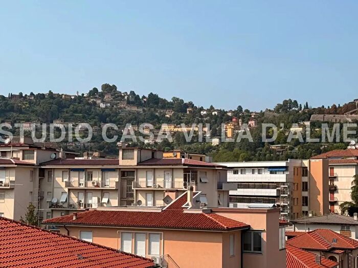 Appartamento trilocale in affitto in Via Giorgio E Guido Paglia, Bergamo