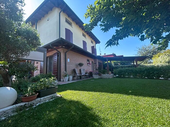 Casa con 7 locali in vendita in Mirandola