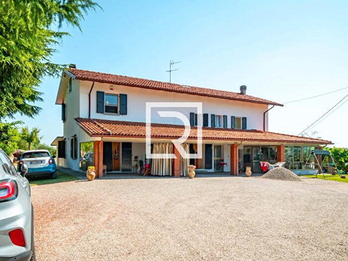 Casa con 8 locali in vendita in Via Musano, Roncofreddo