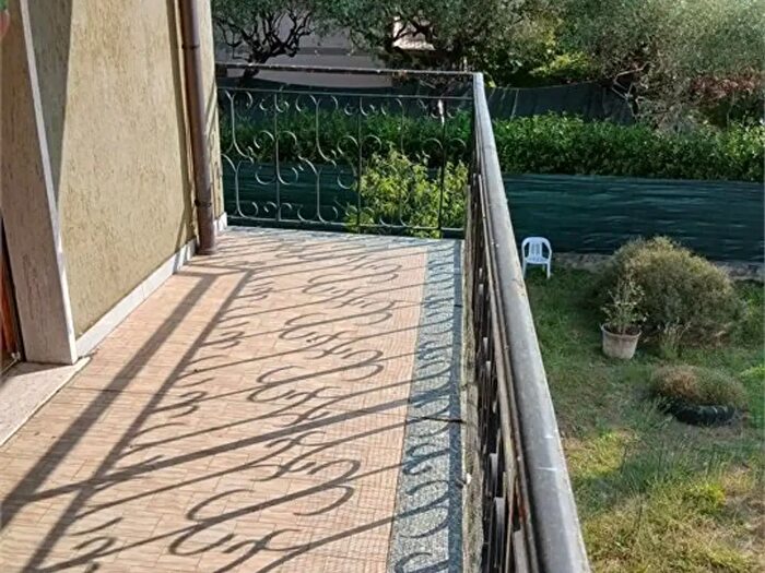 Casa con 9 locali in vendita in Castelnuovo Magra