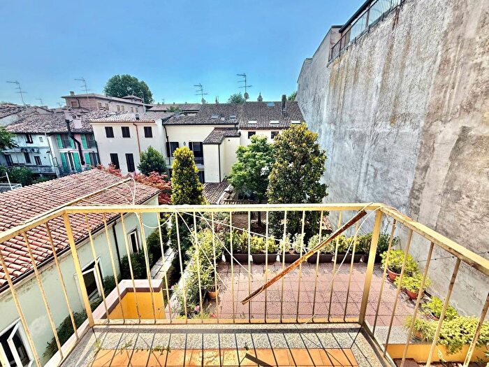 Appartamento quadrilocale in affitto in Piazza Virgiliana, Centro, Mantova