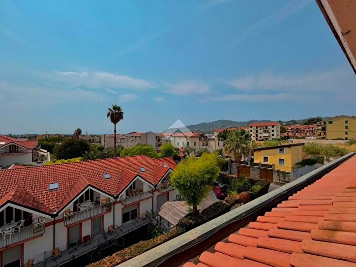 Appartamento trilocale in vendita in Via Diano San Pietro, Diano Castello
