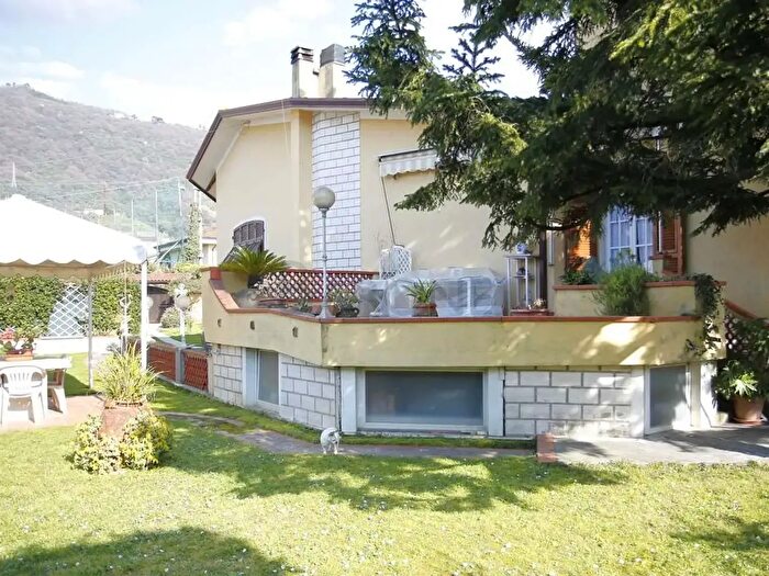 Appartamento con 8 locali in vendita in Via Pelucara, Carrara