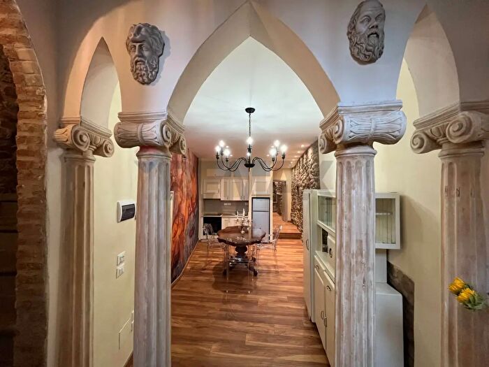 Appartamento con 10 locali in vendita in Cortona