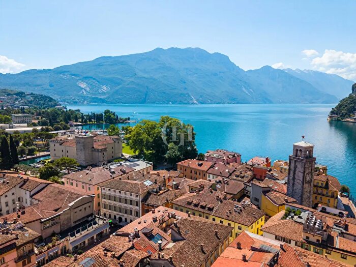 Appartamento trilocale in vendita in Via Antonio Gazzoletti, Riva Del Garda