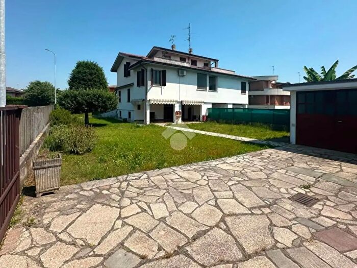 Casa quadrilocale in vendita in Via Aldo Moro, Chieve