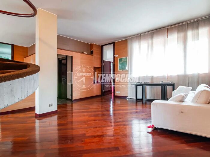 Casa con 8 locali in vendita in Desio