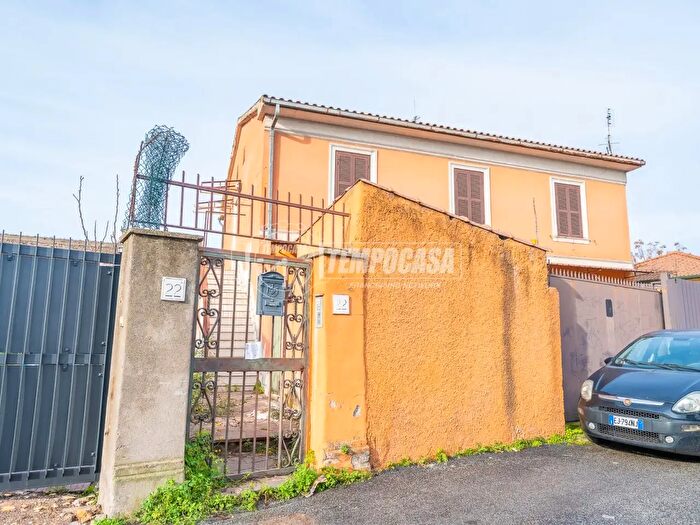 Casa con 5 locali in vendita in Via dellAcqua Felice, Roma