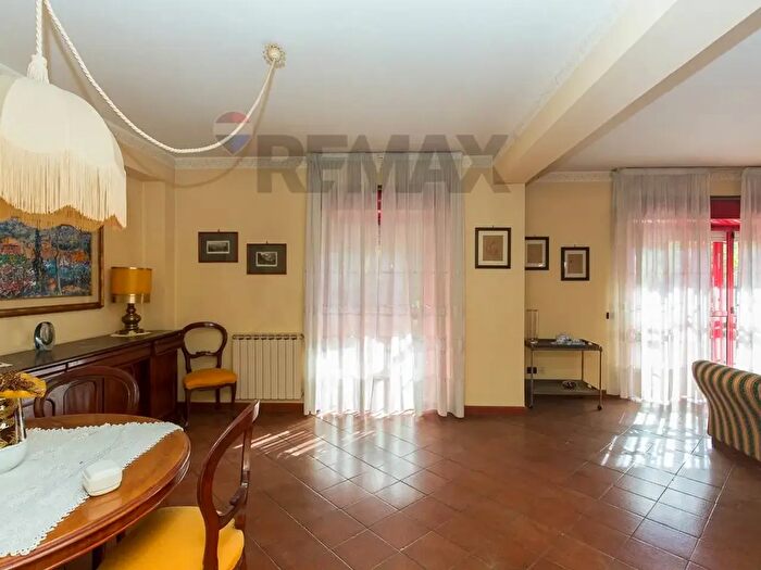 Appartamento con 8 locali in vendita in Via Duca d'Aosta a, San Giovanni La Punta