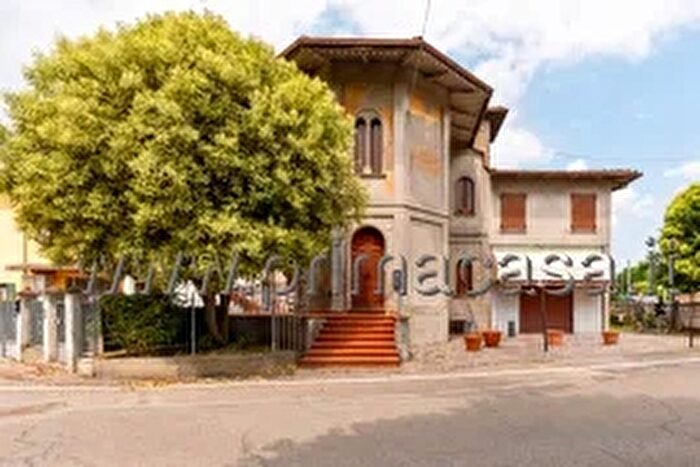 Casa quadrilocale in vendita in PZza Enrico Toti, Rolo