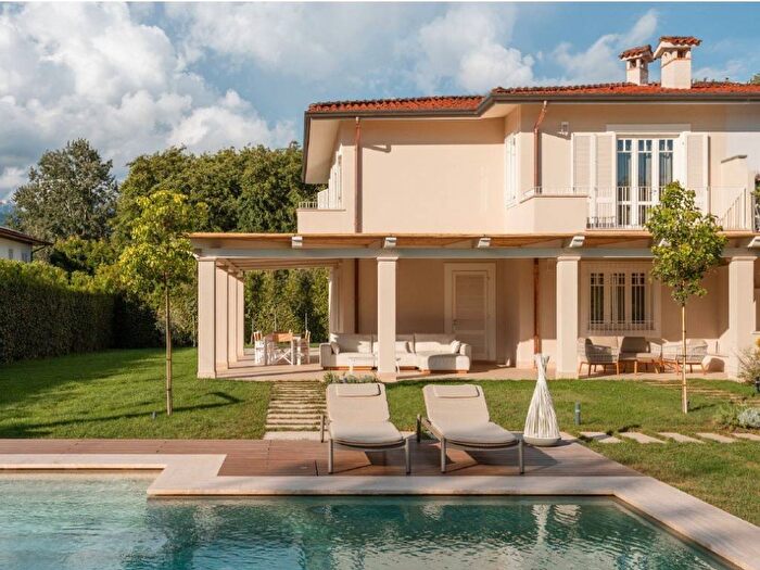 Casa con 6 locali in affitto in Via Lorenzo Quartieri, Centro, Forte dei Marmi