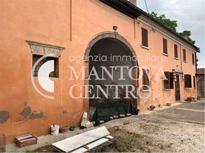 Casa con 6 locali in vendita in Sustinente