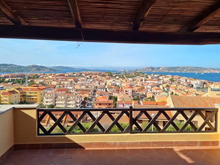 Appartamento trilocale in vendita in Via dei Cisti, Palau