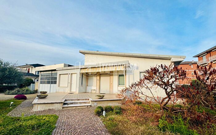 Casa con 5 locali in vendita in Trino