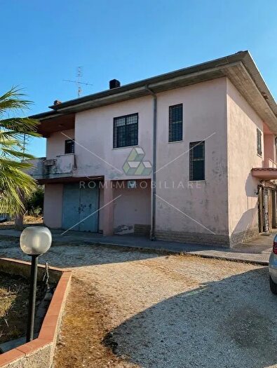 Casa con 5 locali in vendita in Via della Cooperativa, Latina