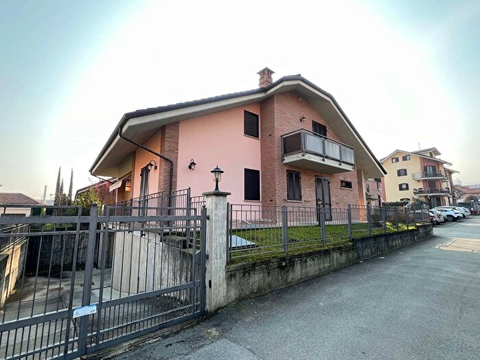 Casa con 6 locali in vendita in Via San Matteo, Pinerolo