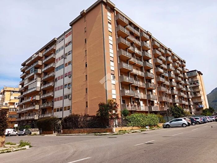 Appartamento trilocale in vendita in Via Lussorio Cau, Palermo