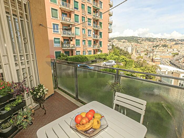 Appartamento con 5 locali in vendita in Genova