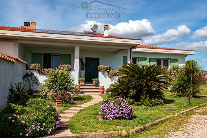 Casa con 6 locali in vendita in Strada Querciabella, Pesaro