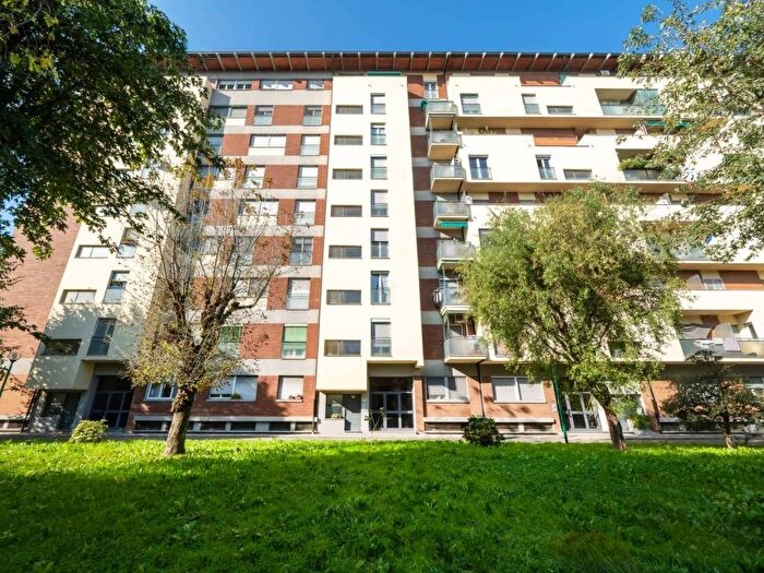 Appartamento trilocale in affitto in Via delle Genziane, Primaticcio, Milano