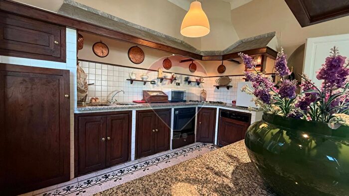 Casa con 9 locali in vendita in Bagni Di Lucca