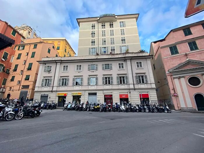 Appartamento trilocale in vendita in Via Polleri, Genova