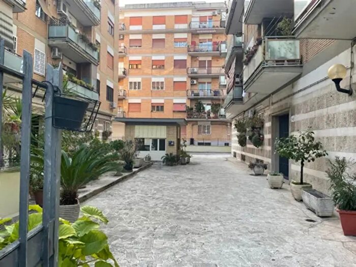 Appartamento con 5 locali in vendita in Viale Giovanni Battista Valente, Roma