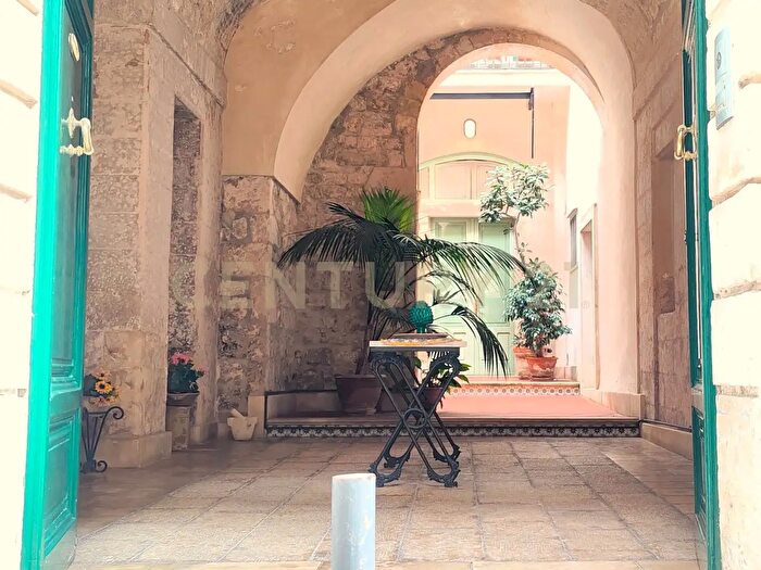 Casa con 16 locali in vendita in Strada Pellico, Modica