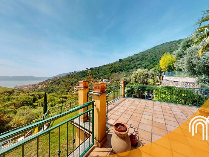 Casa con 12 locali in vendita in Strada Fontanelle, Alassio