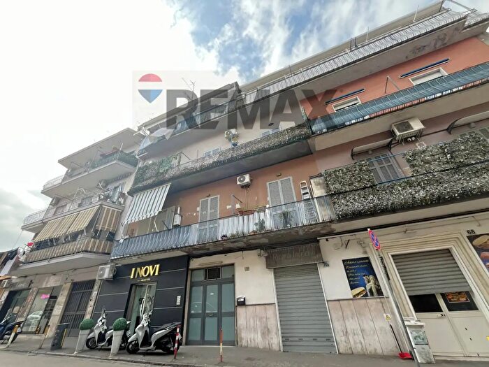 Appartamento trilocale in vendita in Via Regina Margherita, Napoli