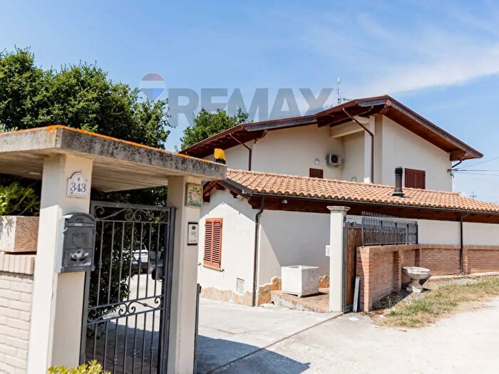 Casa con 5 locali in vendita in Miglianico