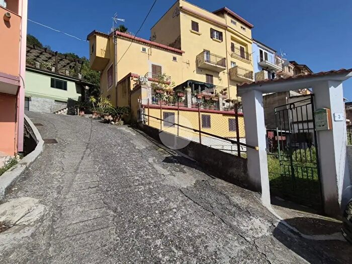 Appartamento quadrilocale in vendita in Vicolo Vigna della Corte, Paola