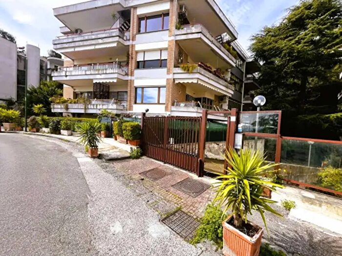 Appartamento con 5 locali in vendita in Via Scipione Capece, Napoli