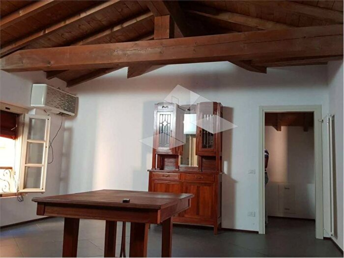 Appartamento trilocale in affitto in Centro Storico, Reggio Emilia