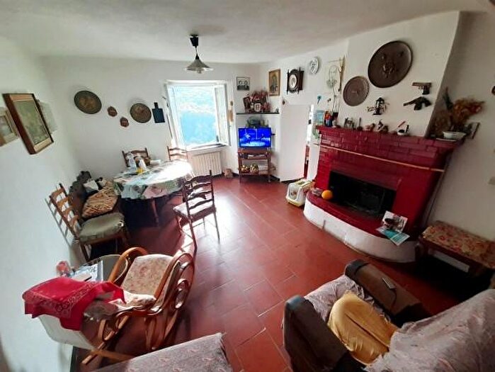 Casa con 6 locali in vendita in Neirone