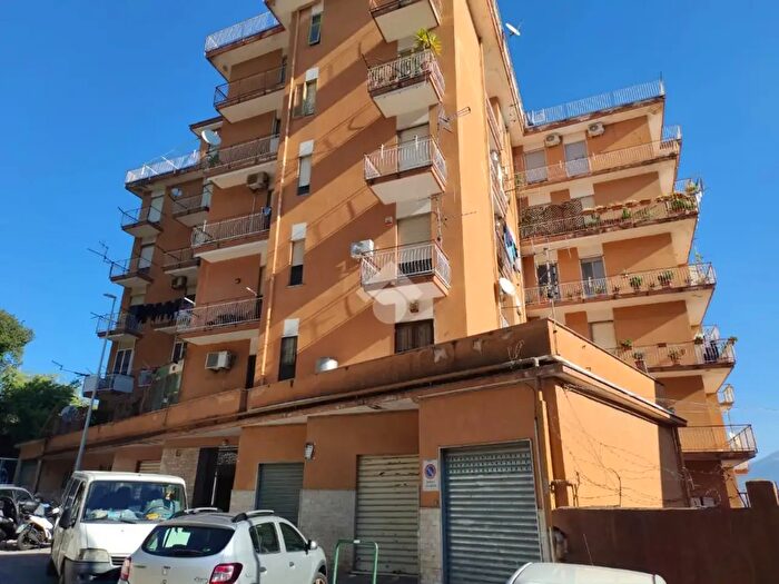 Appartamento trilocale in vendita in Via Giuseppe De Caro, Salerno