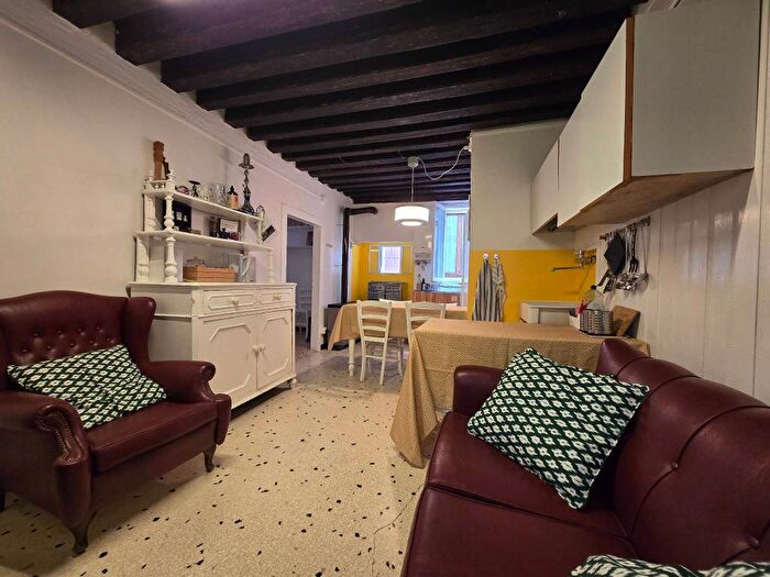 Appartamento trilocale in affitto in Santi Apostoli San Canciano, Venezia