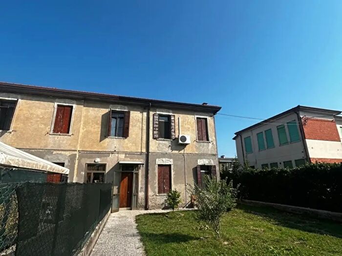 Casa con 6 locali in vendita in Bottrighe Via Dante, Adria