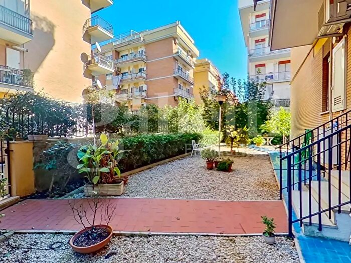 Appartamento trilocale in vendita in Via dei Panfili, Roma