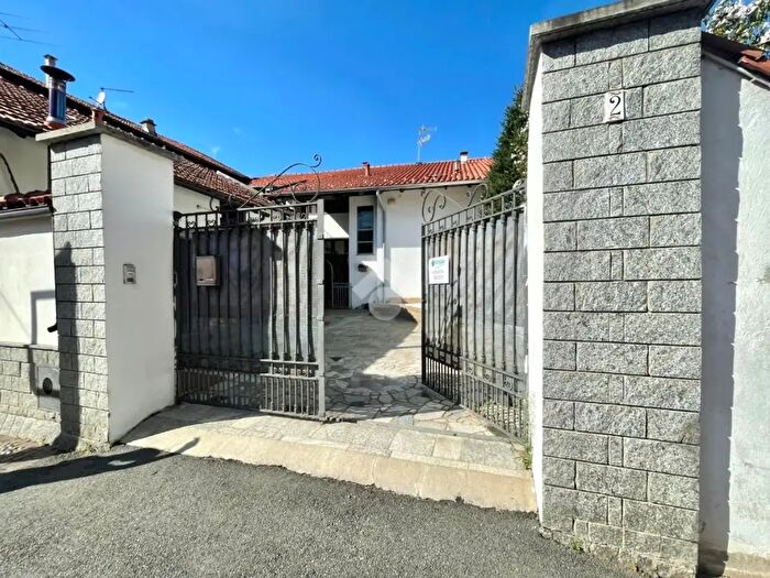 Casa con 9 locali in vendita in Via Martiri, Cressa