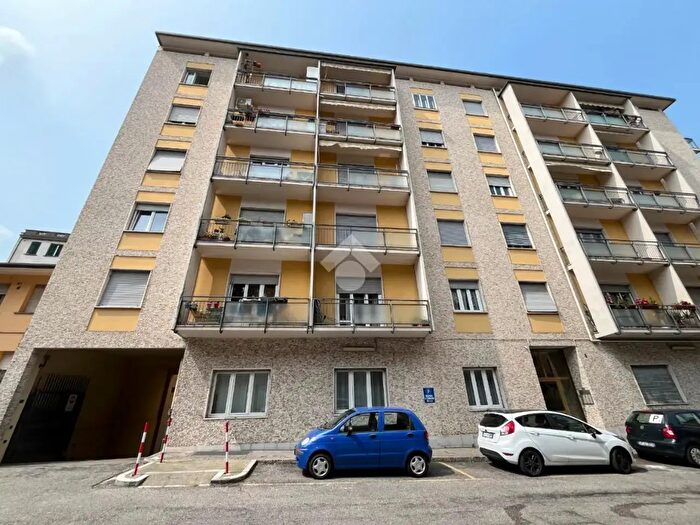 Appartamento trilocale in affitto in Via delle Medaglie dOro, Varese