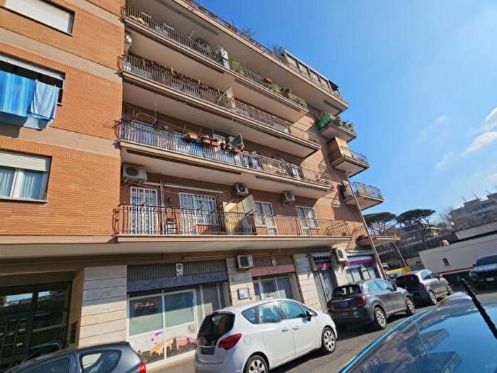 Appartamento trilocale in vendita in Via delle Antille, Roma