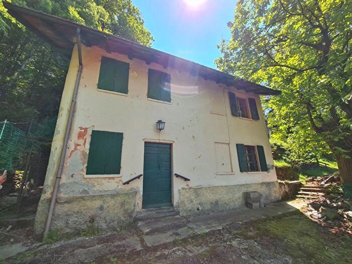 Casa con 8 locali in vendita in Colico